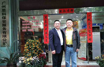 董事長張小合與橄欖球隊(duì)國家隊(duì)鄭總教練（右）合影留念